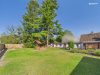 Gepflegtes Einfamilienhaus mit 707 m² Grundstück, Wintergarten, Doppelgarage & Carport - Weitläufiger Garten mit viel Grün
